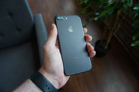 Чёрный смартфон в руке — иллюстрация подготовки приложения